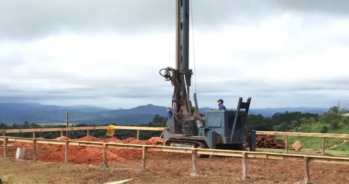 Estaca escavada a trado mecânico