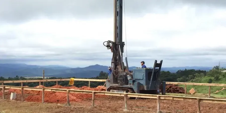 Estaca escavada a trado mecânico